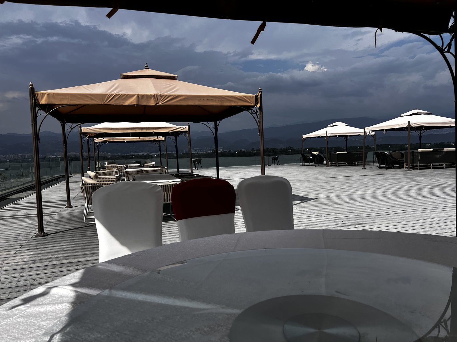 Qiong Lake hotel restaurant